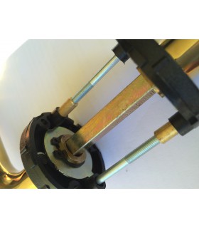 Montage avec vis relieuse pour poignée titane