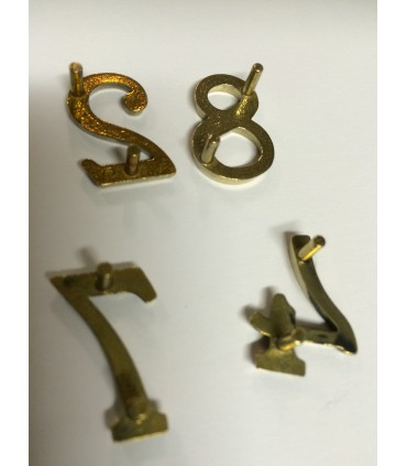 Chiffre découpé en Laiton poli verni hauteur 20 mm vue de dos