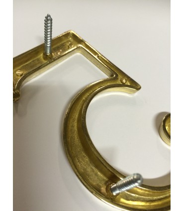 Chiffre 5 découpé en Laiton poli verni vue de dos avec visserie