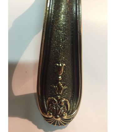 Finition bronze patiné brillant et vernis