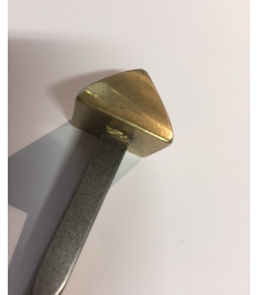 Clous décoratifs tête pyramidale 20 mm en laiton